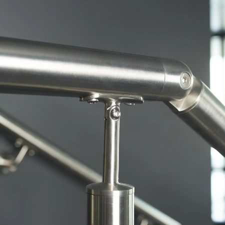 Łącznik przegubowy poręczy balustrady Ø42.4 27x27 stal nierdzewna Prevent  PR732-0-INX
